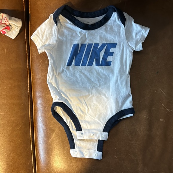 Baby 6 month NIKE bundle - Picture 4 of 4